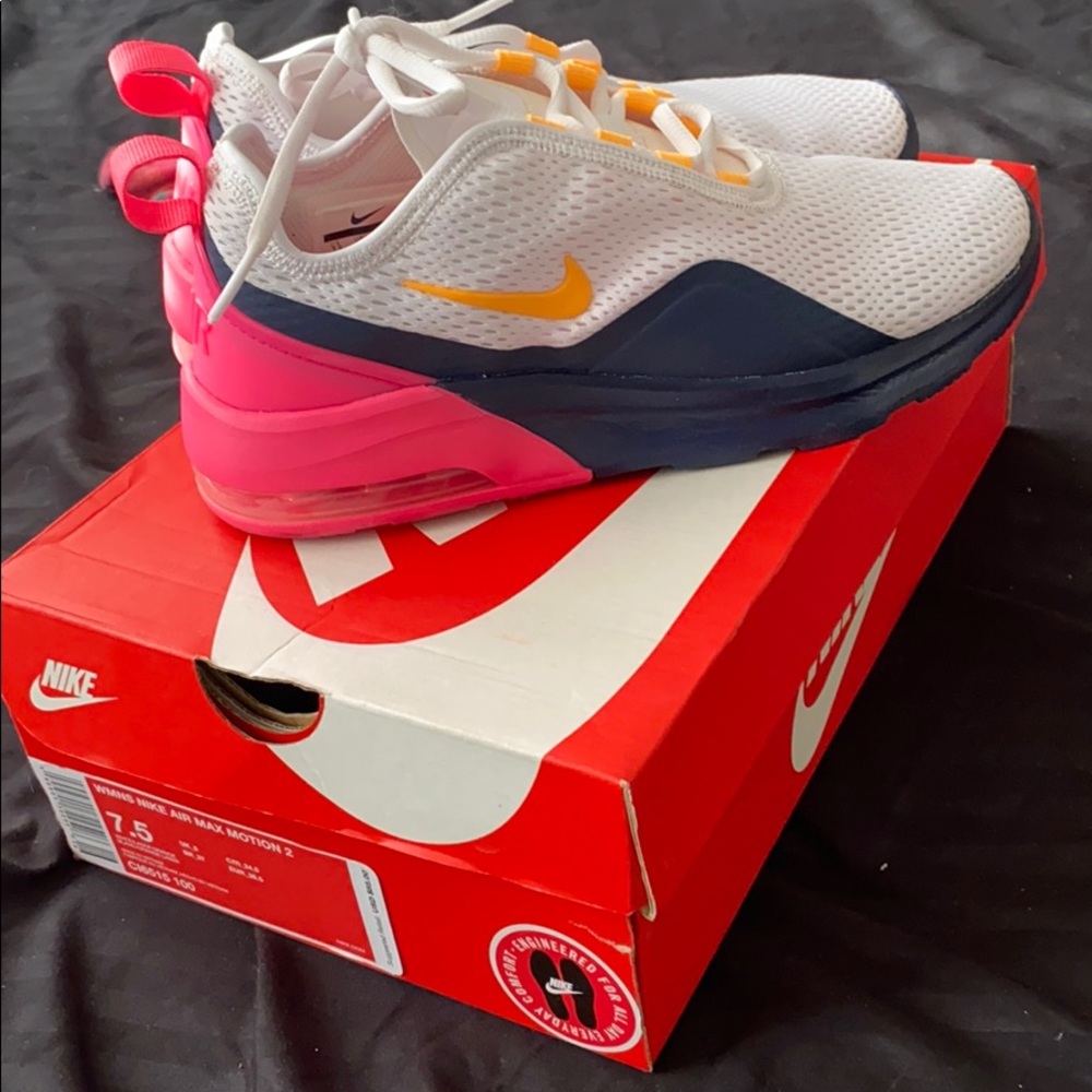 Nike air max motion women’s 7.5